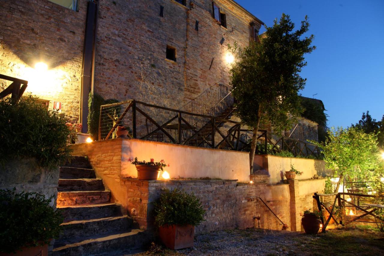 La Rosa Scarlatta Monterubbiano Oda fotoğraf